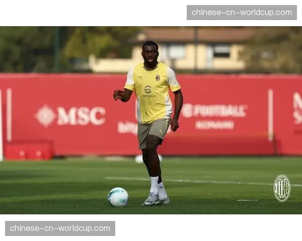 AC米兰前锋莱奥因腿筋伤势将缺阵三周，错过关键战役