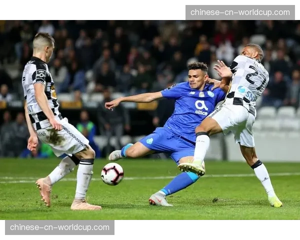 半场数据：门兴格拉德巴赫vs沃尔夫斯堡，前者因高位防守已领3张黄牌